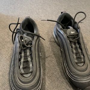 Nike size 6 youth tennis black I very good condition